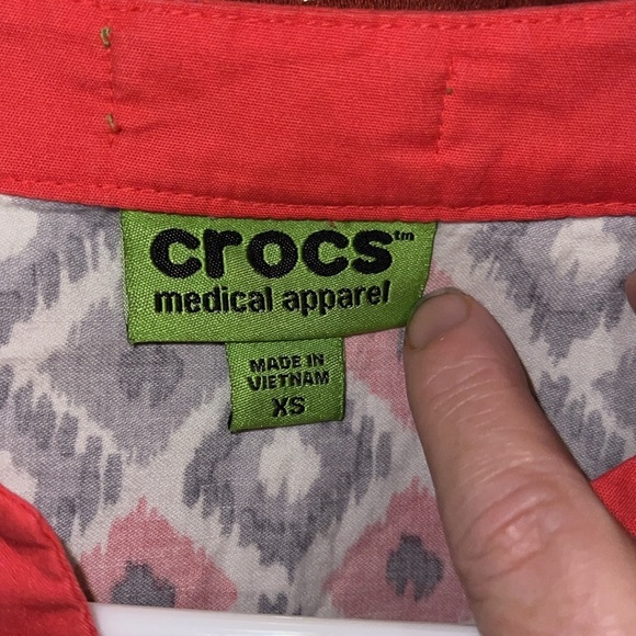 CROCS Gray & Melon Scrub Top XS - Picture 5 of 6